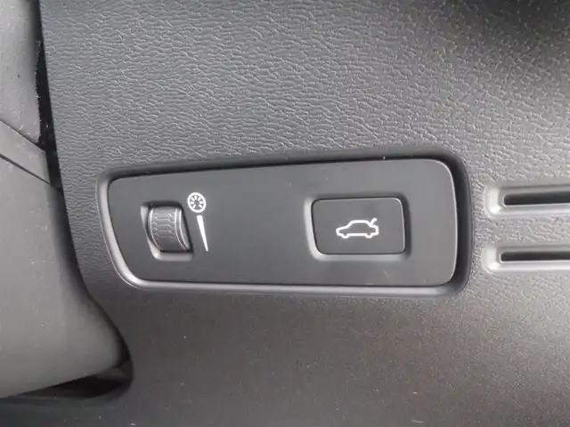 ボルボ ＸＣ４０ T4 AWD Rデザイン 岩手県 2018(平30)年 5万km クリスタルホワイトP インテリセーフ /LKA/BLIS/CTA/ACC/パイロットアシスト/純正ナビ/フルセグTV/全方位カメラ/パークアシスト/ハーフレザー /シートヒーター/パワーシート /パワーバックドア/LEDライト/エクステリアスタイリングキット