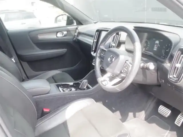 ボルボ ＸＣ４０ T4 AWD Rデザイン 岩手県 2018(平30)年 5万km クリスタルホワイトP インテリセーフ /LKA/BLIS/CTA/ACC/パイロットアシスト/純正ナビ/フルセグTV/全方位カメラ/パークアシスト/ハーフレザー /シートヒーター/パワーシート /パワーバックドア/LEDライト/エクステリアスタイリングキット