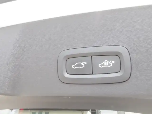 ボルボ ＸＣ４０ T4 AWD Rデザイン 岩手県 2018(平30)年 5万km クリスタルホワイトP インテリセーフ /LKA/BLIS/CTA/ACC/パイロットアシスト/純正ナビ/フルセグTV/全方位カメラ/パークアシスト/ハーフレザー /シートヒーター/パワーシート /パワーバックドア/LEDライト/エクステリアスタイリングキット
