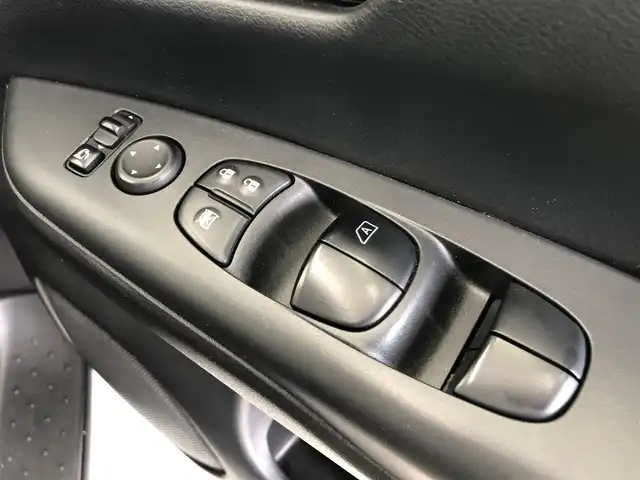 日産 セレナ ハイウェイスター 愛知県 2016(平28)年 6.1万km ブリリアントホワイトパール 2トーン 純正8インチナビ/　　・CD/DVD/BT/フルセグ/バックカメラ/ドライブレコーダー/ETC/革巻きステアリング/ステアリングリモコン/クルーズコントロール/後席フリップダウンモニター/両側パワースライドドア/ハンズフリーオートスライド/快適パック/エマージェンシーブレーキ/車線逸脱警報機能/純正LEDヘッドライト/フォグランプ/純正16インチアルミホイール/取扱説明書/保証書
