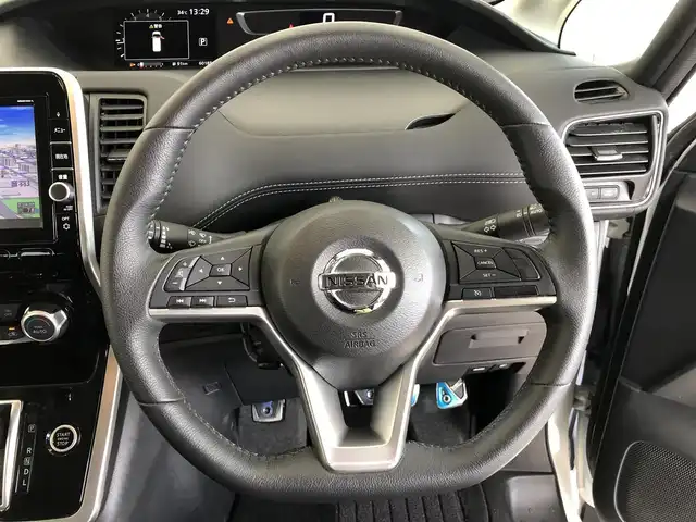 日産 セレナ ハイウェイスター 愛知県 2016(平28)年 6.1万km ブリリアントホワイトパール 2トーン 純正8インチナビ/　　・CD/DVD/BT/フルセグ/バックカメラ/ドライブレコーダー/ETC/革巻きステアリング/ステアリングリモコン/クルーズコントロール/後席フリップダウンモニター/両側パワースライドドア/ハンズフリーオートスライド/快適パック/エマージェンシーブレーキ/車線逸脱警報機能/純正LEDヘッドライト/フォグランプ/純正16インチアルミホイール/取扱説明書/保証書