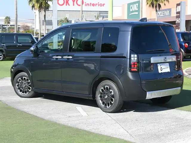 ホンダ フリード ハイブリット e:HEV クロスター 千葉県 2025(令7)年 0.1千km メテオロイドグレーメタリック e:HEV クロスター　2LE40D3　6人　9インチナビ　LXM-242ZFNI(207680円)/ホンダセンシング/・衝突軽減ブレーキ（CMBS）/・車線維持支援システム（LKAS）/・アダプティブクルーズコントロール（ACC）/・ブラインドスポットインフォメーション/・後方誤発進抑制機能/・誤発進抑制機能/両側パワースライドドア/ホンダコネクトナビ/地デジTV/【DVD/CD再生機能　Bluetooth接続】/【Apple CarPlay　Android Auto対応】/バックカメラ/革巻きステアリング/ステアリングスイッチ/LEDヘッドライト/ウインカーミラー/純正15インチアルミホイル/サイド/カーテンエアバッグ/Honda スマートキー