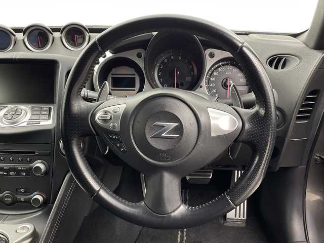 日産 フェアレディ Ｚ 新潟県 2009(平21)年 4.1万km ブレードシルバー 純正HDDナビ/フルセグ・CD・DVD/ビルトインETC/バックカメラ/スマートキー/MTモード付AT/革巻きステアリング/ステアリングスイッチ/パドルシフト/スノーモード/スポーツペダル/水温計/電圧/カーテンエアバック/オートエアコン/純正アルミホイール(R18)/純正フロアマット/ナビ取扱説明書