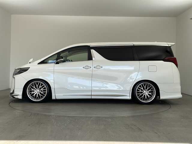 トヨタ アルファード S Cパッケージ 兵庫県 2019(平31)年 7万km ホワイトパールクリスタルシャイン ・純正ナビ&TV&CD&SD&BT&HDMI&USB/・バックカメラ/・モデリスタエアロ/・社外２０インチアルミホイール/・サンルーフ/・前後ドライブレコーダー/・革シート/・ビルトインETC/・運転席メモリー付きパワー/・前席パワーシート/・前席シートヒーター/・ベンチレーション/・2列目オットマン/・助手席オットマン/・ステアリングヒーター/・社外車高調/・電子パーキングブレーキ/・オートホールド/・横滑り防止装置/・ウッドコンビステアリング/・ステアリングスイッチ/・両側パワースライドドア/・パワーバックドア/・左右独立エアコン/・後席エアコン/・社外デジタルインナーミラー/・トヨタセーフティセンス/・レーンレーシングアシスト/・クリアランスソナー/・パーキングサポートブレーキ/・プリクラッシュセーフティ/・ロードサインアシスト/・レーダークルーズコントロール/・オートマチックハイビーム/・先行者発進告知/・自動防眩ミラー/・3眼LEDライト/・LEDフォグランプ/・シーケンシャルウィンカー/・オートワイパー/・オートライト/・フォグランプ/・ウインカーミラー/・ドアバイザー/・純正フロアマット