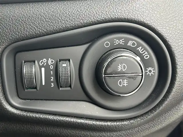 クライスラー・ジープ ジープ レネゲード ナイトイーグル 熊本県 2021(令3)年 3.5万km 青 ワンオーナー　/純正７インチオーディオ（ＡｐｐｌＣａｒＰｌａｙ・ＡｎｄｒｏｉｄＡｕｔｏ・ＵＳＢ・AUX・BT）/バックカメラ　/社外前後ドライブレコーダー　/レーダークルーズコントロール/ＥＴＣ　/衝突軽減ブレーキ/ブラインドスポットモニター/アイドリングストップ/パーキングアシスト/社外フロアマット/純正１８インチAW/オートライト/フォグライト/スマートキー/プッシュスタート/スペアキー1本/保証書/取扱説明書