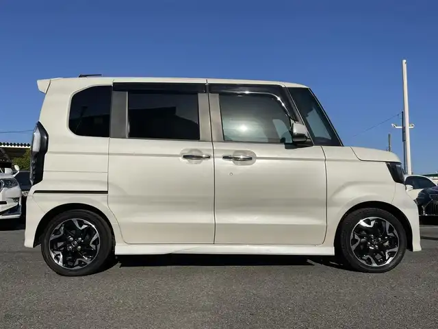 ホンダ Ｎ ＢＯＸ カスタム G L ターボ ホンダセンシング 千葉県 2019(令1)年 1.3万km プラチナホワイトパール ホンダセンシング/・衝突軽減ブレーキ/・レーンキープアシスト/・アダプティブクルーズコントロール/・オートマチックハイビーム/純正8インチSDナビ【VXU-207NBi】/・CD/DVD/MSV/Bluetooth/フルセグ/バックカメラ/ハーフレザーシート/前席シートヒーター/スマートキー/パドルシフト/純正LEDヘッドライト/フォグランプ/純正15インチアルミホイール/社外ドライブレコーダー/ビルトインETC/本革巻きステアリング/ドアバイザー/サイド＆カーテンエアバッグ/新車時保証書＆取扱説明書