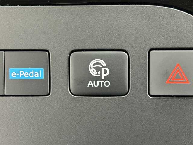 日産 セレナ e－パワー ルキシオン 三重県 2023(令5)年 0.8万km ミディアムブルーメタリック /禁煙車//純正12.3インチnissanコネクトナビ//アラウンドビューモニター//プロパイロット//プロパイロットパーキング//フロントダイナミックパック//フロントグリルイルミネーション//フロントバンパーイルミネーション//フロントプロテクター//ハンズフリー機能付き両側パワースライドドア//ワイヤレス充電//100V電源//エマージェンシーブレーキ//衝突軽減ブレーキ//レーンキープアシスト//レーダークルーズコントロール//ブラインドスポットモニター//前後コーナーセンサー//インテリジェントスマートルームミラー//純正前後ドライブレコーダー//1列目、2列目シートヒーター//ステアリングヒーター//合皮シート//純正ビルトインETC2.0