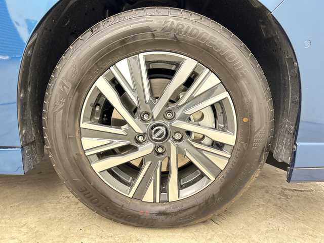 日産 セレナ e－パワー ルキシオン 三重県 2023(令5)年 0.8万km ミディアムブルーメタリック /禁煙車//純正12.3インチnissanコネクトナビ//アラウンドビューモニター//プロパイロット//プロパイロットパーキング//フロントダイナミックパック//フロントグリルイルミネーション//フロントバンパーイルミネーション//フロントプロテクター//ハンズフリー機能付き両側パワースライドドア//ワイヤレス充電//100V電源//エマージェンシーブレーキ//衝突軽減ブレーキ//レーンキープアシスト//レーダークルーズコントロール//ブラインドスポットモニター//前後コーナーセンサー//インテリジェントスマートルームミラー//純正前後ドライブレコーダー//1列目、2列目シートヒーター//ステアリングヒーター//合皮シート//純正ビルトインETC2.0