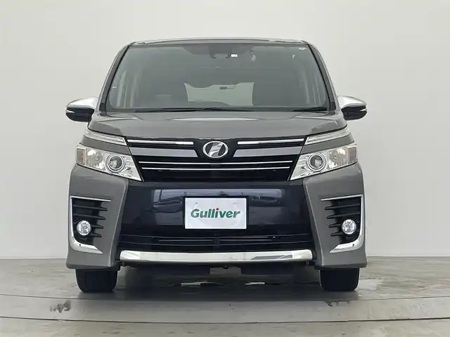 トヨタ ヴォクシー ZS 煌 宮城県 2016(平28)年 7.9万km アイスチタニウムマイカメタリック 純正フリップダウンモニター/両側パワースライドドア/トヨタセーフティセンス/・プリクラッシュセーフティ/・レーントレーシングアシスト/・オートハイビーム/純正ナビ/・CD・DVD・BT・SD/フルセグTV/バックカメラ/LEDヘッドライト/フォグライト/前後ドライブレコーダー/ビルドインETC/後席オートエアコン/8スピーカー/革巻きステアリング/ステアリングスイッチ/純正16インチアルミホイール/純正ドアバイザー/ロールサンシェード/アイドリングストップ/横滑り防止装置/プッシュスタート/スマートキー/電動格納ミラー/スペアキー×1