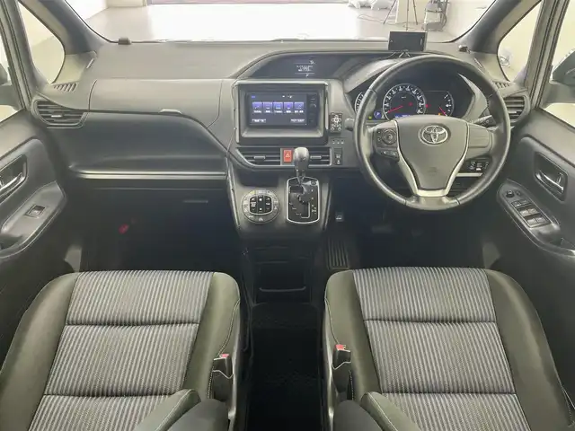 トヨタ ヴォクシー ZS 煌 宮城県 2016(平28)年 7.9万km アイスチタニウムマイカメタリック 純正フリップダウンモニター/両側パワースライドドア/トヨタセーフティセンス/・プリクラッシュセーフティ/・レーントレーシングアシスト/・オートハイビーム/純正ナビ/・CD・DVD・BT・SD/フルセグTV/バックカメラ/LEDヘッドライト/フォグライト/前後ドライブレコーダー/ビルドインETC/後席オートエアコン/8スピーカー/革巻きステアリング/ステアリングスイッチ/純正16インチアルミホイール/純正ドアバイザー/ロールサンシェード/アイドリングストップ/横滑り防止装置/プッシュスタート/スマートキー/電動格納ミラー/スペアキー×1