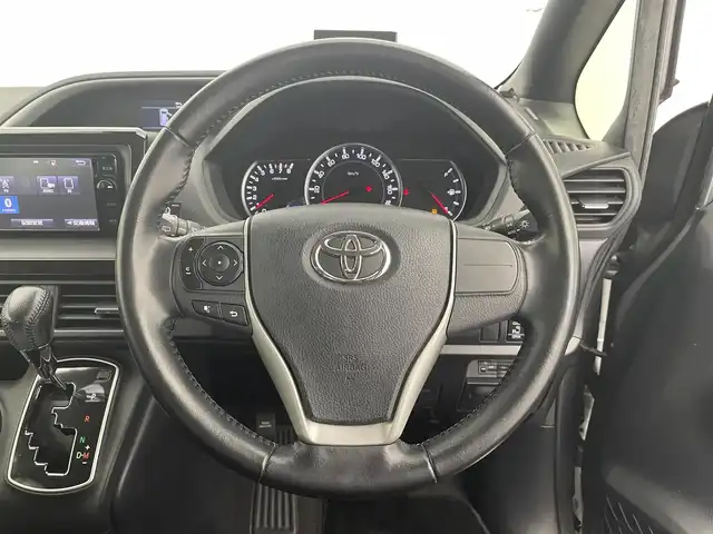 トヨタ ヴォクシー ZS 煌 宮城県 2016(平28)年 7.9万km アイスチタニウムマイカメタリック 純正フリップダウンモニター/両側パワースライドドア/トヨタセーフティセンス/・プリクラッシュセーフティ/・レーントレーシングアシスト/・オートハイビーム/純正ナビ/・CD・DVD・BT・SD/フルセグTV/バックカメラ/LEDヘッドライト/フォグライト/前後ドライブレコーダー/ビルドインETC/後席オートエアコン/8スピーカー/革巻きステアリング/ステアリングスイッチ/純正16インチアルミホイール/純正ドアバイザー/ロールサンシェード/アイドリングストップ/横滑り防止装置/プッシュスタート/スマートキー/電動格納ミラー/スペアキー×1