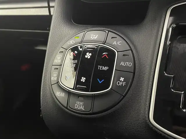 トヨタ ヴォクシー ZS 煌 宮城県 2016(平28)年 7.9万km アイスチタニウムマイカメタリック 純正フリップダウンモニター/両側パワースライドドア/トヨタセーフティセンス/・プリクラッシュセーフティ/・レーントレーシングアシスト/・オートハイビーム/純正ナビ/・CD・DVD・BT・SD/フルセグTV/バックカメラ/LEDヘッドライト/フォグライト/前後ドライブレコーダー/ビルドインETC/後席オートエアコン/8スピーカー/革巻きステアリング/ステアリングスイッチ/純正16インチアルミホイール/純正ドアバイザー/ロールサンシェード/アイドリングストップ/横滑り防止装置/プッシュスタート/スマートキー/電動格納ミラー/スペアキー×1