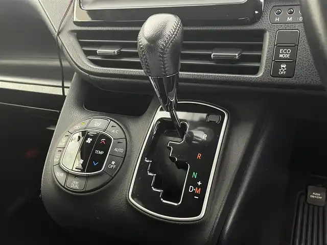 トヨタ ヴォクシー ZS 煌 宮城県 2016(平28)年 7.9万km アイスチタニウムマイカメタリック 純正フリップダウンモニター/両側パワースライドドア/トヨタセーフティセンス/・プリクラッシュセーフティ/・レーントレーシングアシスト/・オートハイビーム/純正ナビ/・CD・DVD・BT・SD/フルセグTV/バックカメラ/LEDヘッドライト/フォグライト/前後ドライブレコーダー/ビルドインETC/後席オートエアコン/8スピーカー/革巻きステアリング/ステアリングスイッチ/純正16インチアルミホイール/純正ドアバイザー/ロールサンシェード/アイドリングストップ/横滑り防止装置/プッシュスタート/スマートキー/電動格納ミラー/スペアキー×1