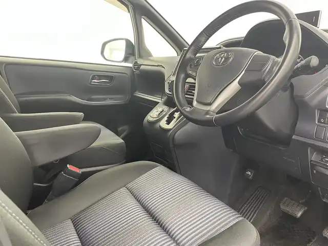 トヨタ ヴォクシー ZS 煌 宮城県 2016(平28)年 7.9万km アイスチタニウムマイカメタリック 純正フリップダウンモニター/両側パワースライドドア/トヨタセーフティセンス/・プリクラッシュセーフティ/・レーントレーシングアシスト/・オートハイビーム/純正ナビ/・CD・DVD・BT・SD/フルセグTV/バックカメラ/LEDヘッドライト/フォグライト/前後ドライブレコーダー/ビルドインETC/後席オートエアコン/8スピーカー/革巻きステアリング/ステアリングスイッチ/純正16インチアルミホイール/純正ドアバイザー/ロールサンシェード/アイドリングストップ/横滑り防止装置/プッシュスタート/スマートキー/電動格納ミラー/スペアキー×1