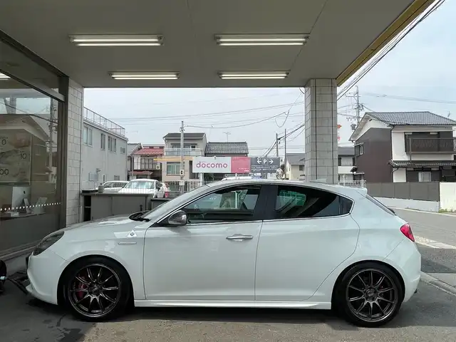 アルファロメオ ジュリエッタ クアドリフォリオ ヴェルデ 愛知県 2012(平24)年 11.5万km 白 /当店買取/禁煙//黒革シート/前席Pシート//1800cc/ターボ//社外マフラー/社外ローダウンサス/社外AW//HID/Aライト//リアスポ//BOSEサウンド//純正フロアマット//社外ナビ/HDD/CD/DVD/Bluetooth/USB//スペアキー1