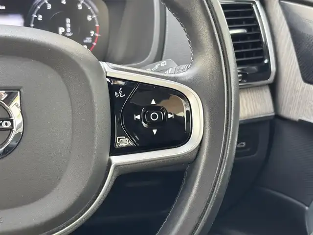 ボルボ ボルボ ＸＣ９０ B6 AWD インスクリプション 山梨県 2022(令4)年 0.8万km グレーＭ ワンオーナー/純正ナビ/　（フルセグTV/BT/AppleCarPlay/AndroidAuto）/360°カメラ/harman/kardon/インテリセーフ/LKA/BLIS/ACC/HUD/黒革/シートヒーター/ベンチレーション/ステアリングヒーター/電動テールゲート/LEDヘッドライト/純正20インチAW/ETC