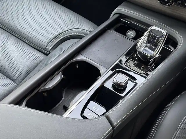 ボルボ ボルボ ＸＣ９０ B6 AWD インスクリプション 山梨県 2022(令4)年 0.8万km グレーＭ ワンオーナー/純正ナビ/　（フルセグTV/BT/AppleCarPlay/AndroidAuto）/360°カメラ/harman/kardon/インテリセーフ/LKA/BLIS/ACC/HUD/黒革/シートヒーター/ベンチレーション/ステアリングヒーター/電動テールゲート/LEDヘッドライト/純正20インチAW/ETC