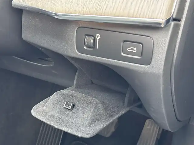ボルボ ボルボ ＸＣ９０ B6 AWD インスクリプション 山梨県 2022(令4)年 0.8万km グレーＭ ワンオーナー/純正ナビ/　（フルセグTV/BT/AppleCarPlay/AndroidAuto）/360°カメラ/harman/kardon/インテリセーフ/LKA/BLIS/ACC/HUD/黒革/シートヒーター/ベンチレーション/ステアリングヒーター/電動テールゲート/LEDヘッドライト/純正20インチAW/ETC