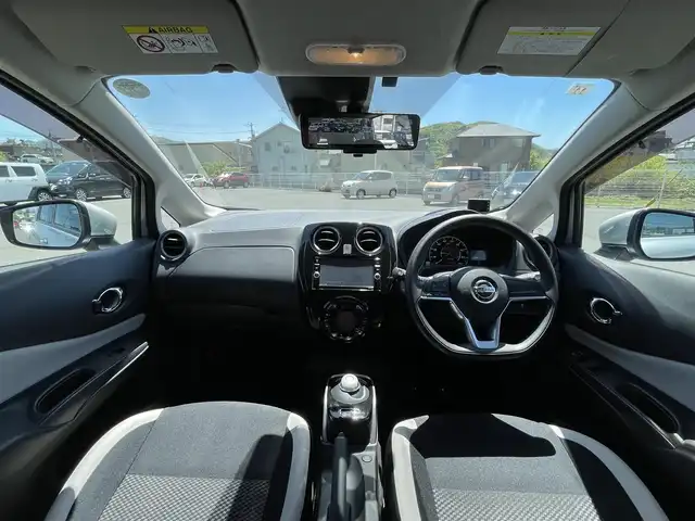 日産 ノート e－パワー X Vセレクション 岡山県 2019(令1)年 1.3万km ブリリアントシルバー 純正ナビ MM319D-W/フルセグTV、CD、DVD、BT、AM、FM/バックカメラ/衝突被害軽減システム/横滑り防止装置/ETC/ドライブレコーダー/オートライト/ウィンカーミラー/電動格納ミラー/純正アルミホイール/アラウンドビューモニター/スマートルームミラー/プッシュスタート/スマートキー/フロアマット/ドアバイザー
