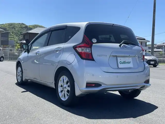 日産 ノート e－パワー X Vセレクション 岡山県 2019(令1)年 1.3万km ブリリアントシルバー 純正ナビ MM319D-W/フルセグTV、CD、DVD、BT、AM、FM/バックカメラ/衝突被害軽減システム/横滑り防止装置/ETC/ドライブレコーダー/オートライト/ウィンカーミラー/電動格納ミラー/純正アルミホイール/アラウンドビューモニター/スマートルームミラー/プッシュスタート/スマートキー/フロアマット/ドアバイザー
