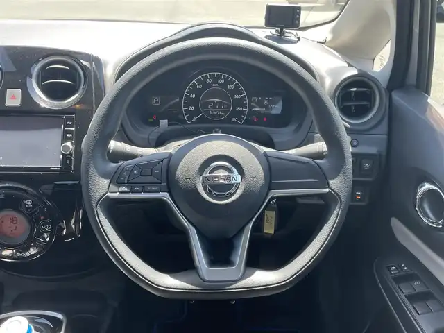 日産 ノート e－パワー X Vセレクション 岡山県 2019(令1)年 1.3万km ブリリアントシルバー 純正ナビ MM319D-W/フルセグTV、CD、DVD、BT、AM、FM/バックカメラ/衝突被害軽減システム/横滑り防止装置/ETC/ドライブレコーダー/オートライト/ウィンカーミラー/電動格納ミラー/純正アルミホイール/アラウンドビューモニター/スマートルームミラー/プッシュスタート/スマートキー/フロアマット/ドアバイザー