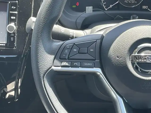 日産 ノート e－パワー X Vセレクション 岡山県 2019(令1)年 1.3万km ブリリアントシルバー 純正ナビ MM319D-W/フルセグTV、CD、DVD、BT、AM、FM/バックカメラ/衝突被害軽減システム/横滑り防止装置/ETC/ドライブレコーダー/オートライト/ウィンカーミラー/電動格納ミラー/純正アルミホイール/アラウンドビューモニター/スマートルームミラー/プッシュスタート/スマートキー/フロアマット/ドアバイザー