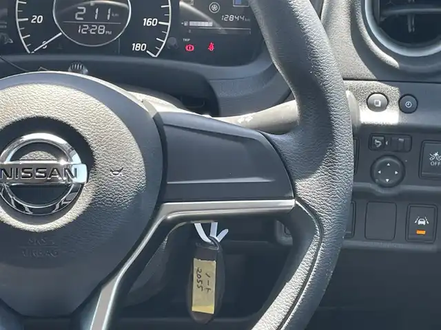日産 ノート e－パワー X Vセレクション 岡山県 2019(令1)年 1.3万km ブリリアントシルバー 純正ナビ MM319D-W/フルセグTV、CD、DVD、BT、AM、FM/バックカメラ/衝突被害軽減システム/横滑り防止装置/ETC/ドライブレコーダー/オートライト/ウィンカーミラー/電動格納ミラー/純正アルミホイール/アラウンドビューモニター/スマートルームミラー/プッシュスタート/スマートキー/フロアマット/ドアバイザー