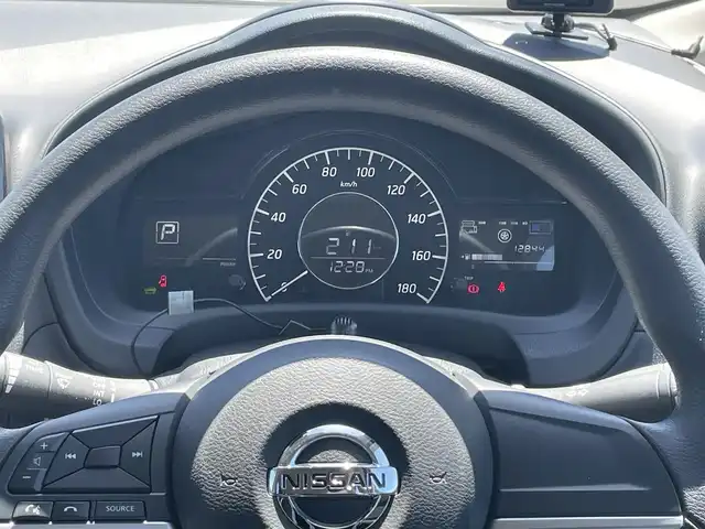 日産 ノート e－パワー X Vセレクション 岡山県 2019(令1)年 1.3万km ブリリアントシルバー 純正ナビ MM319D-W/フルセグTV、CD、DVD、BT、AM、FM/バックカメラ/衝突被害軽減システム/横滑り防止装置/ETC/ドライブレコーダー/オートライト/ウィンカーミラー/電動格納ミラー/純正アルミホイール/アラウンドビューモニター/スマートルームミラー/プッシュスタート/スマートキー/フロアマット/ドアバイザー
