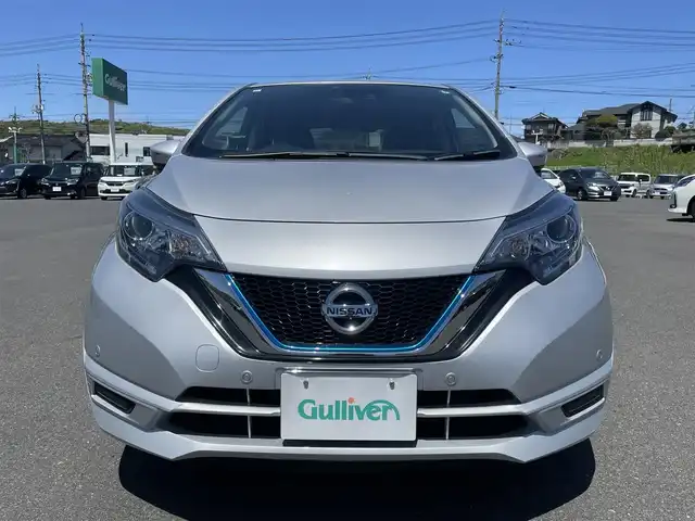 日産 ノート e－パワー X Vセレクション 岡山県 2019(令1)年 1.3万km ブリリアントシルバー 純正ナビ MM319D-W/フルセグTV、CD、DVD、BT、AM、FM/バックカメラ/衝突被害軽減システム/横滑り防止装置/ETC/ドライブレコーダー/オートライト/ウィンカーミラー/電動格納ミラー/純正アルミホイール/アラウンドビューモニター/スマートルームミラー/プッシュスタート/スマートキー/フロアマット/ドアバイザー