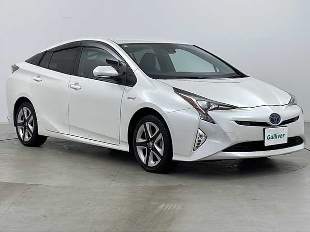 トヨタ プリウス A プレミアム　ツーリングセレ 道央・札幌 2016(平28)年 5.7万km ホワイトパールクリスタルシャイン ・４ＷＤ/・純正ナビ＆ＴＶ＆ＢＴ＆ＤＶＤ＆ＣＤ/・バックモニター/・ＨＵＤ/・横滑り防止装置/・ＴＳＳ/・ＰＣＳ/・ＬＤＡ/・車線逸脱警報/・ＢＳＭ/・インテリジェントクリアランスソナー/・ふらつき検知/・レーダークルーズコントロール/・パークアシスト/・オートマチックハイビーム/・オートライト/・ＬＥＤヘッドライト/・ＬＥＤフォグ/・ドアミラーウィンカー＆ヒーター/・レザーシート/・前席シートヒーター/・運転席パワーシート/・ＡＣ１００Ｖ／１５００Ｗ/・ＥＴＣ/・純正１７インチアルミ/・冬タイヤ社外１５インチアルミ付積込
