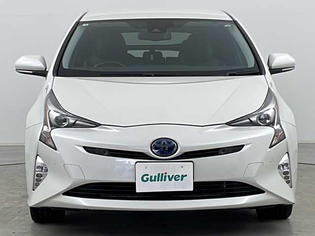 トヨタ プリウス A プレミアム　ツーリングセレ 道央・札幌 2016(平28)年 5.7万km ホワイトパールクリスタルシャイン ・４ＷＤ/・純正ナビ＆ＴＶ＆ＢＴ＆ＤＶＤ＆ＣＤ/・バックモニター/・ＨＵＤ/・横滑り防止装置/・ＴＳＳ/・ＰＣＳ/・ＬＤＡ/・車線逸脱警報/・ＢＳＭ/・インテリジェントクリアランスソナー/・ふらつき検知/・レーダークルーズコントロール/・パークアシスト/・オートマチックハイビーム/・オートライト/・ＬＥＤヘッドライト/・ＬＥＤフォグ/・ドアミラーウィンカー＆ヒーター/・レザーシート/・前席シートヒーター/・運転席パワーシート/・ＡＣ１００Ｖ／１５００Ｗ/・ＥＴＣ/・純正１７インチアルミ/・冬タイヤ社外１５インチアルミ付積込