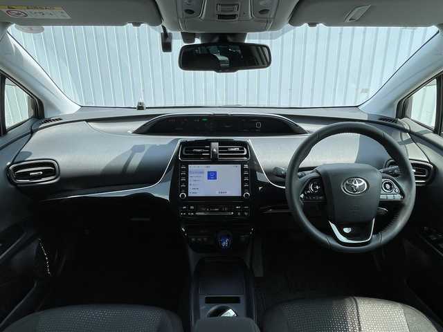 トヨタ プリウス SセーフティプラスⅡ 滋賀県 2022(令4)年 0.9万km グレーメタリック 純正ディスプレイオーディオ/・Bluetooth/・フルセグ/・Apple Carpley/衝突軽減ブレーキ/車線逸脱警報/レーダークルーズコントロール/脇見センサー/ブラインドスポットモニター/パノラミックビューモニター/ドライブレコーダー/ETC/100V電源/LEDオートライト/オートハイビーム/フォグ/USB/ドアバイザー/プッシュスタート