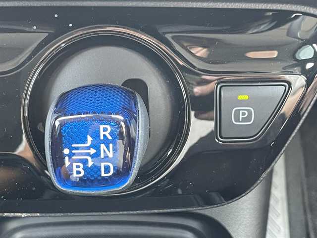 トヨタ プリウス SセーフティプラスⅡ 滋賀県 2022(令4)年 0.9万km グレーメタリック 純正ディスプレイオーディオ/・Bluetooth/・フルセグ/・Apple Carpley/衝突軽減ブレーキ/車線逸脱警報/レーダークルーズコントロール/脇見センサー/ブラインドスポットモニター/パノラミックビューモニター/ドライブレコーダー/ETC/100V電源/LEDオートライト/オートハイビーム/フォグ/USB/ドアバイザー/プッシュスタート