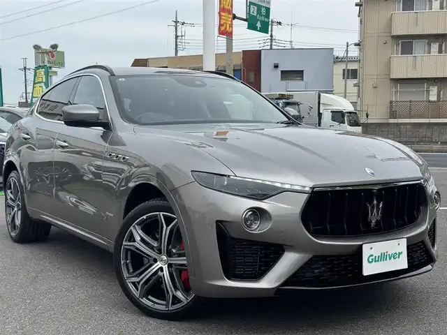 マセラティ レヴァンテ グランスポーツ 千葉県 2021(令3)年 3.4万km GRIGIO 4WD/衝突軽減ブレーキ/アダプティブクルーズコントロール/サンルーフ/ルーフレール/純正ナビ/360°カメラ/AM/FM/BT/AUX/フルセグTV/harmankardonスピーカー/ビルトインETC/MTモード付AT/エアサス/本革巻きステアリング/パドルシフト/前方ドライブレコーダー/レザーシート/パワーシート/全席シートヒーター/純正フロアマット/レヴァンテ専用社外フロアマット+ラゲッジマット付き/スマートキー/スペアキー/保証書・取説