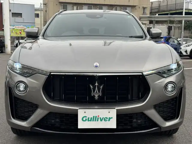 マセラティ レヴァンテ グランスポーツ 千葉県 2021(令3)年 3.4万km GRIGIO 4WD/衝突軽減ブレーキ/アダプティブクルーズコントロール/サンルーフ/ルーフレール/純正ナビ/360°カメラ/AM/FM/BT/AUX/フルセグTV/harmankardonスピーカー/ビルトインETC/MTモード付AT/エアサス/本革巻きステアリング/パドルシフト/前方ドライブレコーダー/レザーシート/パワーシート/全席シートヒーター/純正フロアマット/レヴァンテ専用社外フロアマット+ラゲッジマット付き/スマートキー/スペアキー/保証書・取説
