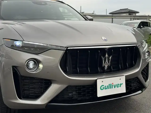 マセラティ レヴァンテ グランスポーツ 千葉県 2021(令3)年 3.4万km GRIGIO 4WD/衝突軽減ブレーキ/アダプティブクルーズコントロール/サンルーフ/ルーフレール/純正ナビ/360°カメラ/AM/FM/BT/AUX/フルセグTV/harmankardonスピーカー/ビルトインETC/MTモード付AT/エアサス/本革巻きステアリング/パドルシフト/前方ドライブレコーダー/レザーシート/パワーシート/全席シートヒーター/純正フロアマット/レヴァンテ専用社外フロアマット+ラゲッジマット付き/スマートキー/スペアキー/保証書・取説