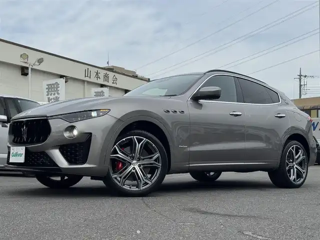 マセラティ レヴァンテ グランスポーツ 千葉県 2021(令3)年 3.4万km GRIGIO 4WD/衝突軽減ブレーキ/アダプティブクルーズコントロール/サンルーフ/ルーフレール/純正ナビ/360°カメラ/AM/FM/BT/AUX/フルセグTV/harmankardonスピーカー/ビルトインETC/MTモード付AT/エアサス/本革巻きステアリング/パドルシフト/前方ドライブレコーダー/レザーシート/パワーシート/全席シートヒーター/純正フロアマット/レヴァンテ専用社外フロアマット+ラゲッジマット付き/スマートキー/スペアキー/保証書・取説