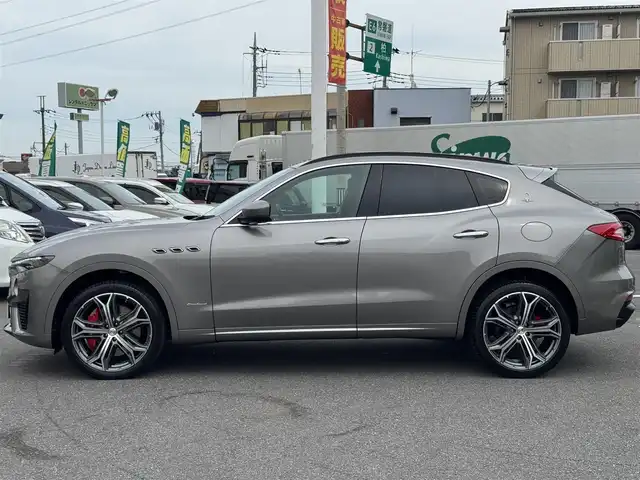 マセラティ レヴァンテ グランスポーツ 千葉県 2021(令3)年 3.4万km GRIGIO 4WD/衝突軽減ブレーキ/アダプティブクルーズコントロール/サンルーフ/ルーフレール/純正ナビ/360°カメラ/AM/FM/BT/AUX/フルセグTV/harmankardonスピーカー/ビルトインETC/MTモード付AT/エアサス/本革巻きステアリング/パドルシフト/前方ドライブレコーダー/レザーシート/パワーシート/全席シートヒーター/純正フロアマット/レヴァンテ専用社外フロアマット+ラゲッジマット付き/スマートキー/スペアキー/保証書・取説