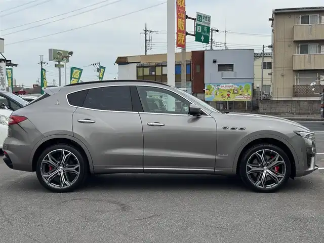 マセラティ レヴァンテ グランスポーツ 千葉県 2021(令3)年 3.4万km GRIGIO 4WD/衝突軽減ブレーキ/アダプティブクルーズコントロール/サンルーフ/ルーフレール/純正ナビ/360°カメラ/AM/FM/BT/AUX/フルセグTV/harmankardonスピーカー/ビルトインETC/MTモード付AT/エアサス/本革巻きステアリング/パドルシフト/前方ドライブレコーダー/レザーシート/パワーシート/全席シートヒーター/純正フロアマット/レヴァンテ専用社外フロアマット+ラゲッジマット付き/スマートキー/スペアキー/保証書・取説
