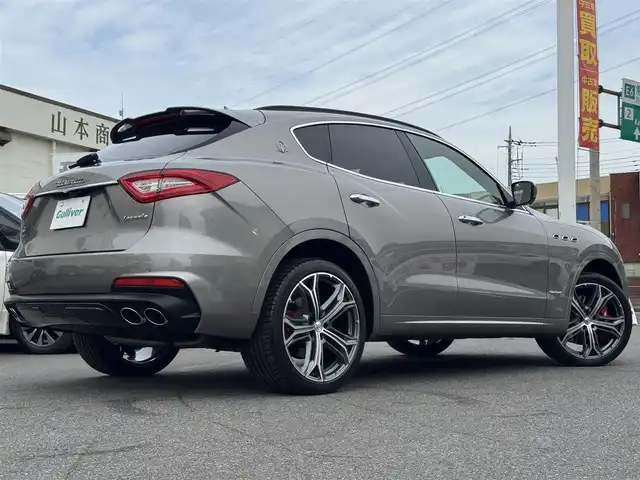 マセラティ レヴァンテ グランスポーツ 千葉県 2021(令3)年 3.4万km GRIGIO 4WD/衝突軽減ブレーキ/アダプティブクルーズコントロール/サンルーフ/ルーフレール/純正ナビ/360°カメラ/AM/FM/BT/AUX/フルセグTV/harmankardonスピーカー/ビルトインETC/MTモード付AT/エアサス/本革巻きステアリング/パドルシフト/前方ドライブレコーダー/レザーシート/パワーシート/全席シートヒーター/純正フロアマット/レヴァンテ専用社外フロアマット+ラゲッジマット付き/スマートキー/スペアキー/保証書・取説