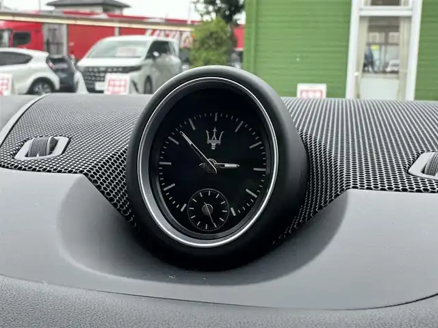 マセラティ レヴァンテ グランスポーツ 千葉県 2021(令3)年 3.4万km GRIGIO 4WD/衝突軽減ブレーキ/アダプティブクルーズコントロール/サンルーフ/ルーフレール/純正ナビ/360°カメラ/AM/FM/BT/AUX/フルセグTV/harmankardonスピーカー/ビルトインETC/MTモード付AT/エアサス/本革巻きステアリング/パドルシフト/前方ドライブレコーダー/レザーシート/パワーシート/全席シートヒーター/純正フロアマット/レヴァンテ専用社外フロアマット+ラゲッジマット付き/スマートキー/スペアキー/保証書・取説