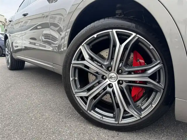 マセラティ レヴァンテ グランスポーツ 千葉県 2021(令3)年 3.4万km GRIGIO 4WD/衝突軽減ブレーキ/アダプティブクルーズコントロール/サンルーフ/ルーフレール/純正ナビ/360°カメラ/AM/FM/BT/AUX/フルセグTV/harmankardonスピーカー/ビルトインETC/MTモード付AT/エアサス/本革巻きステアリング/パドルシフト/前方ドライブレコーダー/レザーシート/パワーシート/全席シートヒーター/純正フロアマット/レヴァンテ専用社外フロアマット+ラゲッジマット付き/スマートキー/スペアキー/保証書・取説