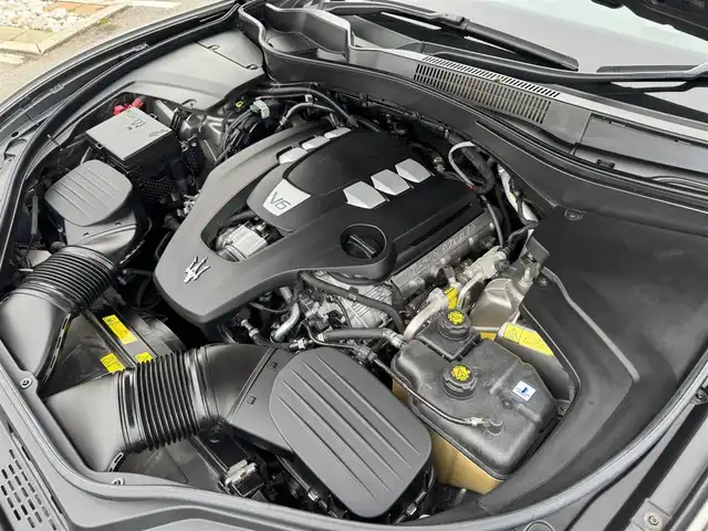 マセラティ レヴァンテ グランスポーツ 千葉県 2021(令3)年 3.4万km GRIGIO 4WD/衝突軽減ブレーキ/アダプティブクルーズコントロール/サンルーフ/ルーフレール/純正ナビ/360°カメラ/AM/FM/BT/AUX/フルセグTV/harmankardonスピーカー/ビルトインETC/MTモード付AT/エアサス/本革巻きステアリング/パドルシフト/前方ドライブレコーダー/レザーシート/パワーシート/全席シートヒーター/純正フロアマット/レヴァンテ専用社外フロアマット+ラゲッジマット付き/スマートキー/スペアキー/保証書・取説