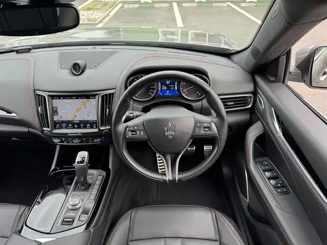 マセラティ レヴァンテ グランスポーツ 千葉県 2021(令3)年 3.4万km GRIGIO 4WD/衝突軽減ブレーキ/アダプティブクルーズコントロール/サンルーフ/ルーフレール/純正ナビ/360°カメラ/AM/FM/BT/AUX/フルセグTV/harmankardonスピーカー/ビルトインETC/MTモード付AT/エアサス/本革巻きステアリング/パドルシフト/前方ドライブレコーダー/レザーシート/パワーシート/全席シートヒーター/純正フロアマット/レヴァンテ専用社外フロアマット+ラゲッジマット付き/スマートキー/スペアキー/保証書・取説