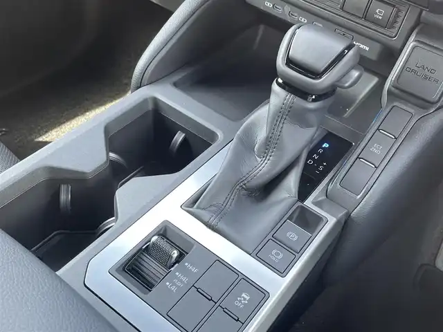 トヨタ ランドクルーザー ２５０ VX 佐賀県 2024(令6)年 0.2万km プラチナホワイトパールマイカ ワンオーナー/チルト＆スライド電動ムーンルーフ/黒革シート/純正12.3インチディスプレイオーディオ(ナビ機能/前後ドライブレコーダー機能付)/・フルセグTV/AM/FM/USB/HDMI/Bluetooth/パノラミックビューモニター/ビルトインETC2.0/デジタルインナーミラー/パワーバックドア(予約ロック機能)/電子パーキングブレーキ/・AUTO HOLD機能/後席エアコン/D席パワーシート/DN席シートヒーター/シートベンチレーション/革巻きステアリング/ステアリングヒーター/ステアリングリモコン/純正18インチアルミホイール/純正LEDヘッドライト/・オートマチックハイビーム/純正LEDフォグランプ/リヤフォグランプ/純正フロアマット/純正ドアバイザ―/新車保証書/スペアキー１本/トヨタセーフティセンス/・レーダークルーズコントロール/・レーンディパーチャーアラート/・ブラインドスポットモニター/・プリクラッシュセーフティ/・プロアクティブドライビングアシスト/・クリアランスソナー/・リヤクロストラフィックアラート/・ロードサインアシスト/・安心降車アシスト
