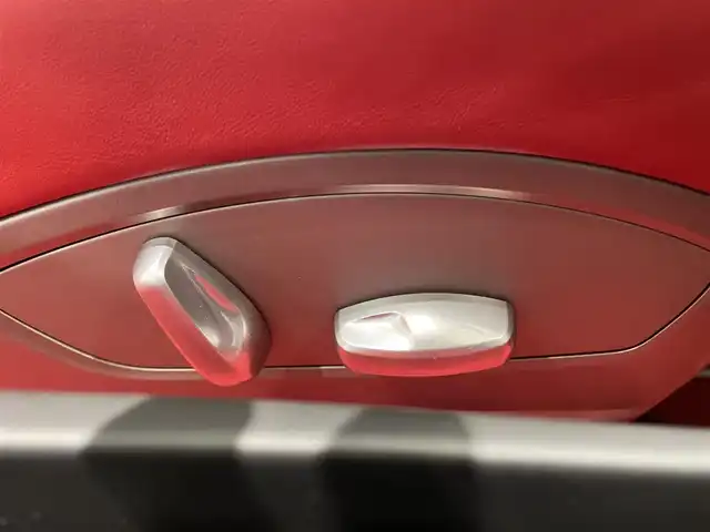 ポルシェ ９１１ カレラ 愛知県 2013(平25)年 1.4万km ピュアホワイト カレラレッド／レザーインテリア　/スポーツデザインステアリング　/シートヒーター　/ＰＤＬＳ　/電動格納ミラー/カラークレスト　/純正ナビ　/バックカメラ　/Ｂｌｕｅｔｏｏｔｈ　/フルセグＴＶ　/オートライト　/ＥＴＣ/パワーシート/アイドリングストップ