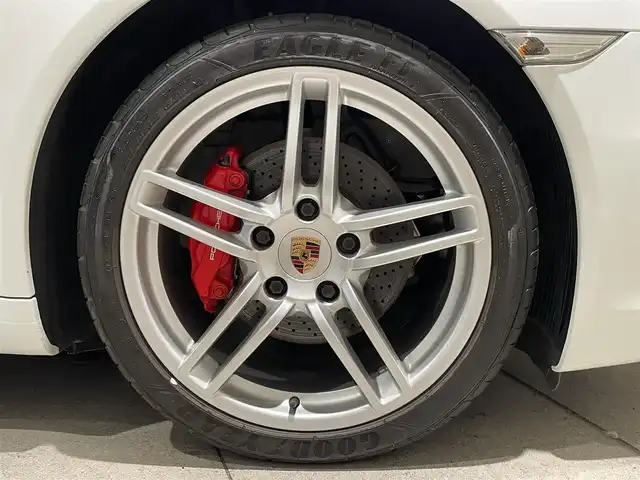 ポルシェ ９１１ カレラ 愛知県 2013(平25)年 1.4万km ピュアホワイト カレラレッド／レザーインテリア　/スポーツデザインステアリング　/シートヒーター　/ＰＤＬＳ　/電動格納ミラー/カラークレスト　/純正ナビ　/バックカメラ　/Ｂｌｕｅｔｏｏｔｈ　/フルセグＴＶ　/オートライト　/ＥＴＣ/パワーシート/アイドリングストップ