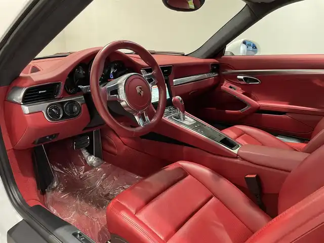 ポルシェ ９１１ カレラ 愛知県 2013(平25)年 1.4万km ピュアホワイト カレラレッド／レザーインテリア　/スポーツデザインステアリング　/シートヒーター　/ＰＤＬＳ　/電動格納ミラー/カラークレスト　/純正ナビ　/バックカメラ　/Ｂｌｕｅｔｏｏｔｈ　/フルセグＴＶ　/オートライト　/ＥＴＣ/パワーシート/アイドリングストップ