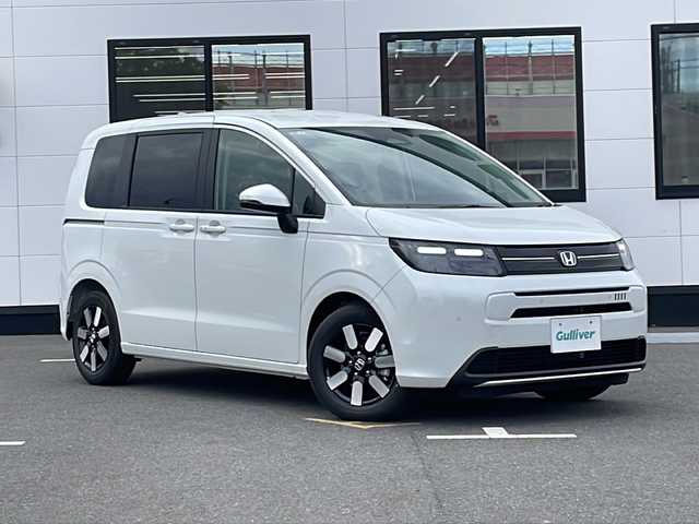ホンダ フリード ハイブリット e:HEV AIR EX 山口県 2025(令7)年 0.1千km プラチナホワイトパール 9インチ純正ナビ　[LXM-242ZFNI]/・AM/FM/USB/Apple CarPlay/Android Auto/Bluetooth/フルセグテレビ/バックカメラ/純正LEDヘッドライト/純正アルミホイール/プッシュスタート/スペアキー/両側パワースライドドア/アイドリングストップ/Honda SENSING/　・急アクセル抑制機能/　・渋滞追従機能付アダプティブクルーズコントロール（ACC）/　・トラフィックジャムアシスト（渋滞運転支援機能）/　・ブラインドスポットインフォメーション/　・衝突軽減ブレーキ（CMBS）/　・VSA（ABS＋TCS＋横滑り抑制）/　・オートライトコントロール/　・車線維持支援システム（LKAS）/　・先行車発進お知らせ機能