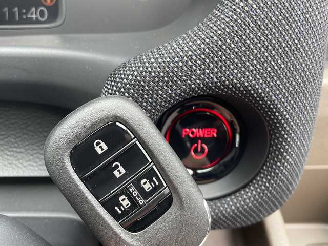 ホンダ フリード ハイブリット e:HEV AIR EX 山口県 2025(令7)年 0.1千km プラチナホワイトパール 9インチ純正ナビ　[LXM-242ZFNI]/・AM/FM/USB/Apple CarPlay/Android Auto/Bluetooth/フルセグテレビ/バックカメラ/純正LEDヘッドライト/純正アルミホイール/プッシュスタート/スペアキー/両側パワースライドドア/アイドリングストップ/Honda SENSING/　・急アクセル抑制機能/　・渋滞追従機能付アダプティブクルーズコントロール（ACC）/　・トラフィックジャムアシスト（渋滞運転支援機能）/　・ブラインドスポットインフォメーション/　・衝突軽減ブレーキ（CMBS）/　・VSA（ABS＋TCS＋横滑り抑制）/　・オートライトコントロール/　・車線維持支援システム（LKAS）/　・先行車発進お知らせ機能